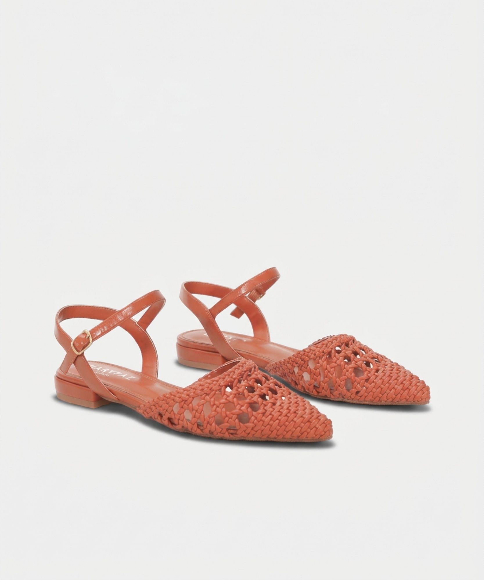 Sand&aacute;lia tran&ccedil;ada em bico fino image number null